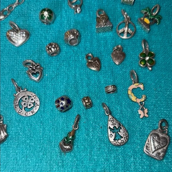 Vintage Brighton Charm bracelet with tin. 26 charms. 7.5 inches. - Picture 9 of 16